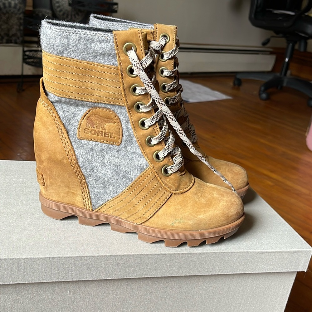Sorel Women's Lexie Wedge Boots Lace Up Leather Waterproof Camel Brown Size 7